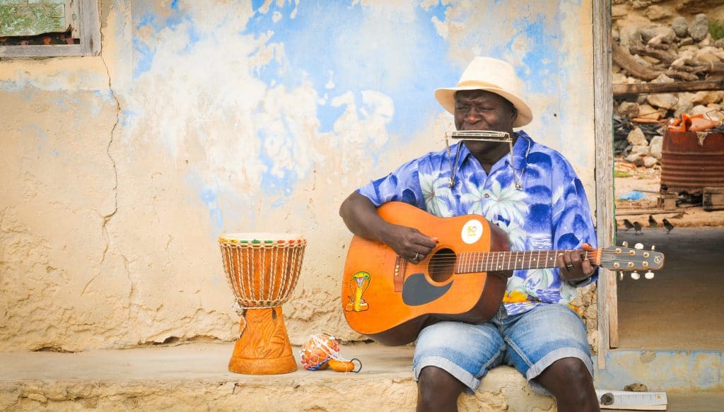 Musicien de rue sur l'île de Boa Vista.