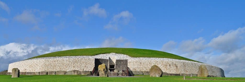 Tumulus préhistorique de Newgrange dans le comté de Meath, site UNESCO
