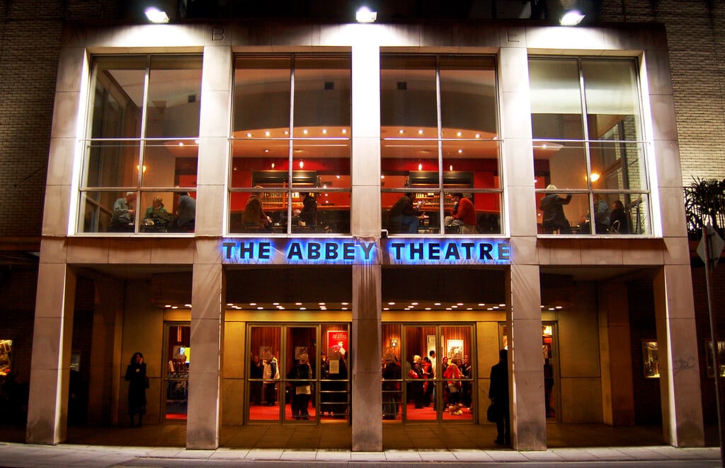 Façade illuminée de l'Abbey Theatre, institution culturelle de Dublin