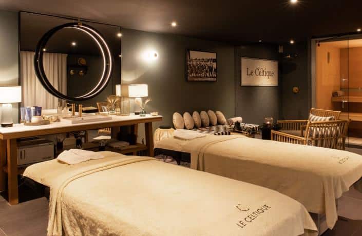 Tables de massage dans le spa de l'hôtel de Celtique à Carnac, un des meilleurs hôtels spa du Morbihan