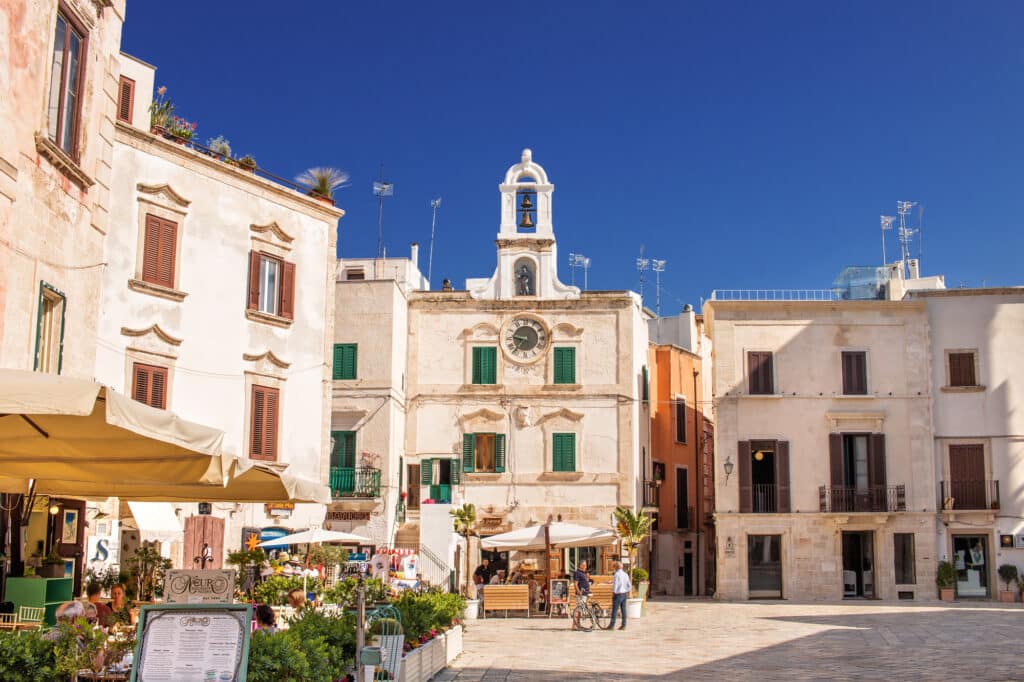La Casa dell’Orologio au centre de la place principale de la vieille ville de Polignano a Mare.