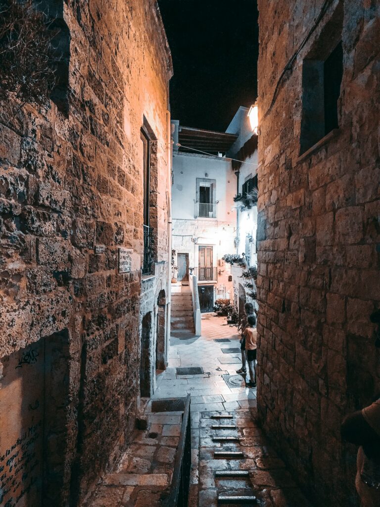Une ruelle du centre historique de Polignano a Mare de nuit