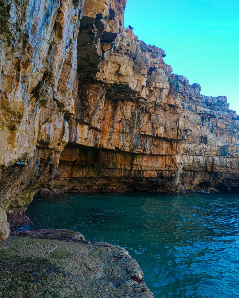 Un des grottes marines de Polignano a Mare dans les Pouilles.