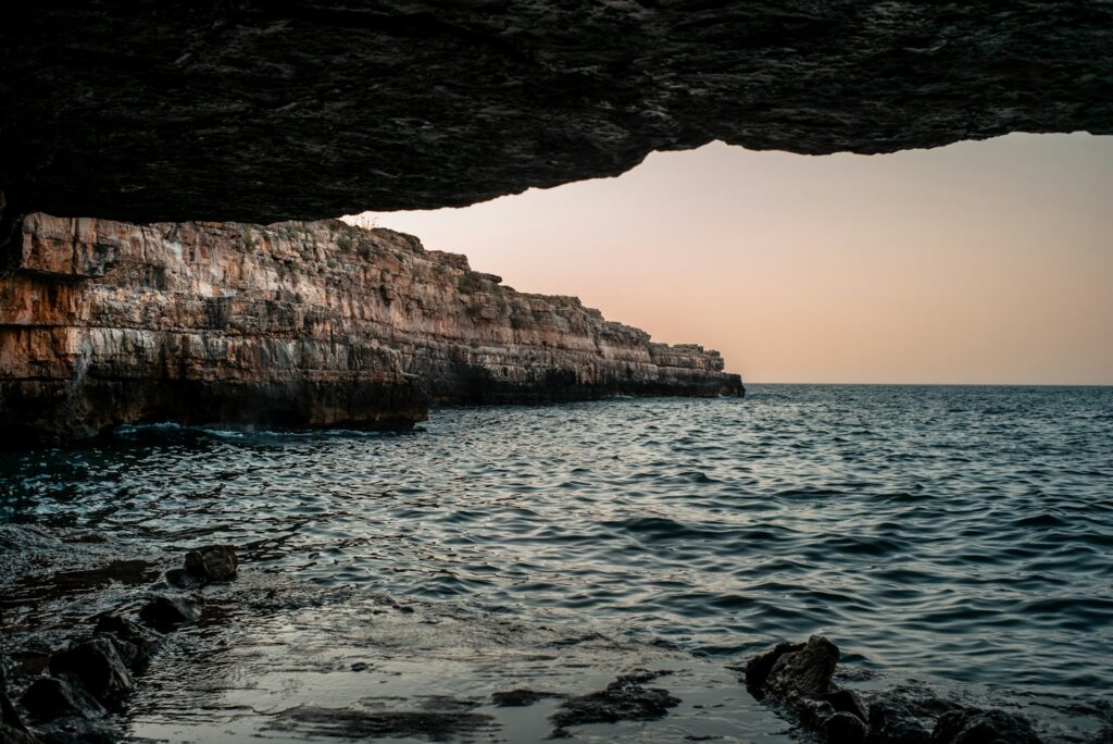 Vue sur l'Adriatique et les falaises des grottes marines de Polignano depuis l'une d'entre elles.