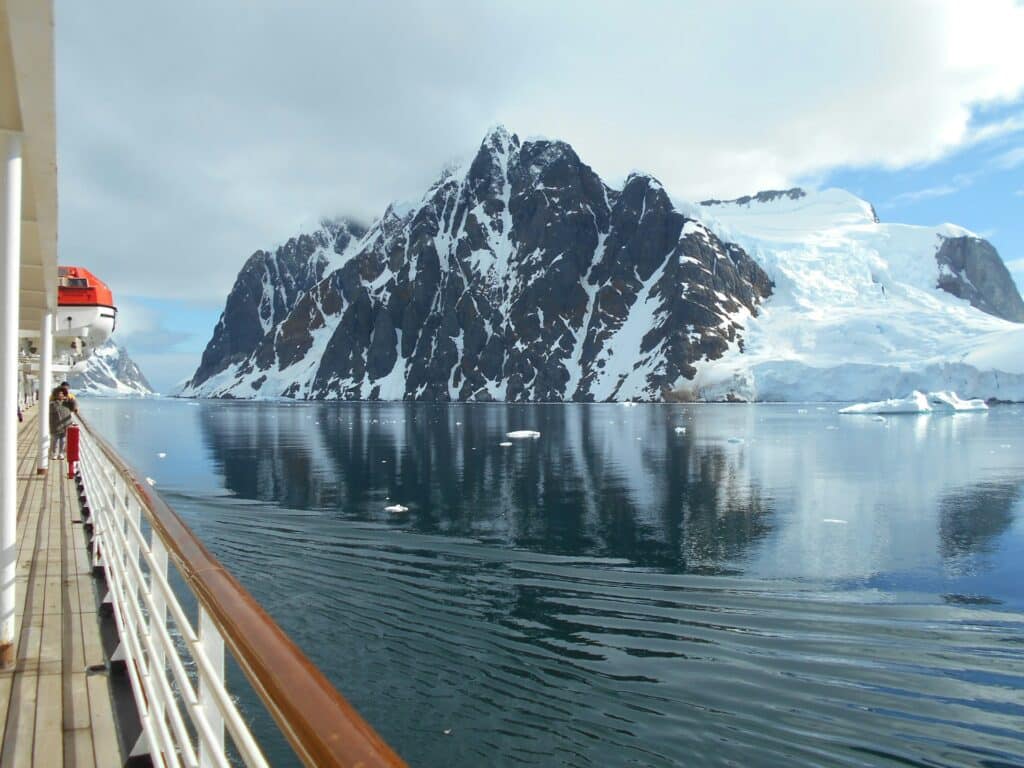 Un bateau de croisière franchit le chenal Lemaire en Antarctique.