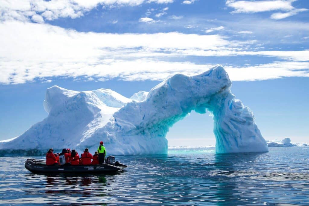Des touristes équipés pour le climat de l'Antarctique lors d'une sortie en mer.