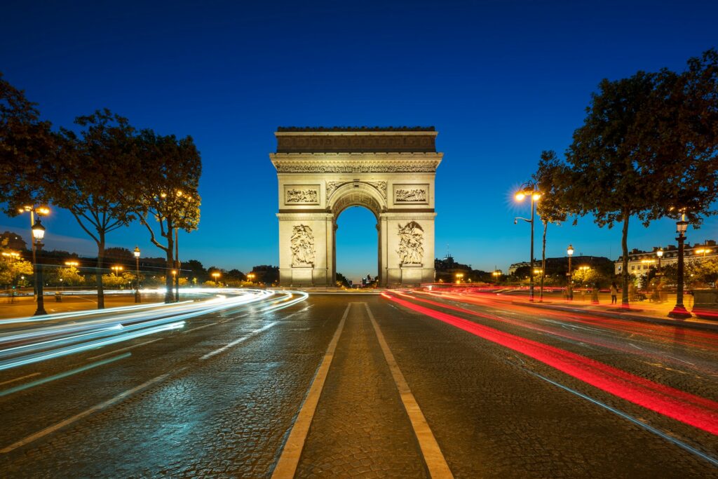 L'arc de Trimphe Paris de nuit (temps de pose lent)
