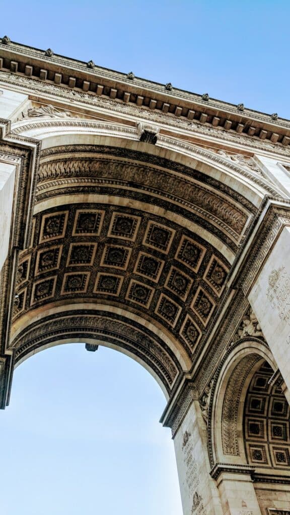 Détails architecturaux de l'Arc de Triomphe )à Paris