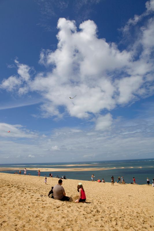 Un couple admire la vue au pied de la dune du Pilat