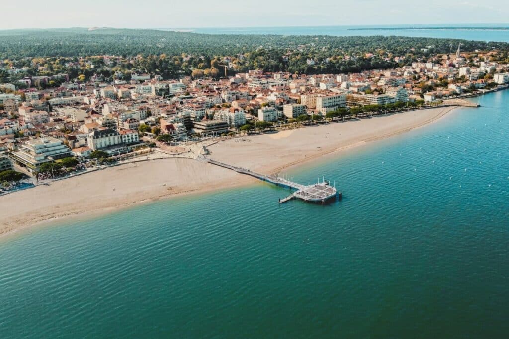 Vue aérienne de la jetée Moulineau, de la plage et d'Arcachon.