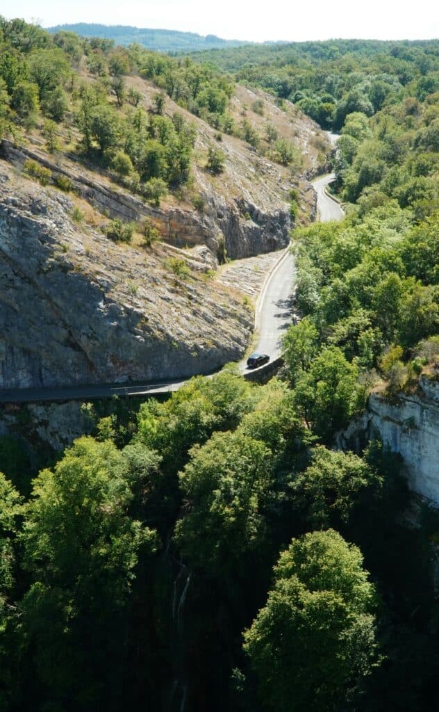 Cirque d'Autoire avec ses falaises calcaires et sa route sinueuse dans le Lot
