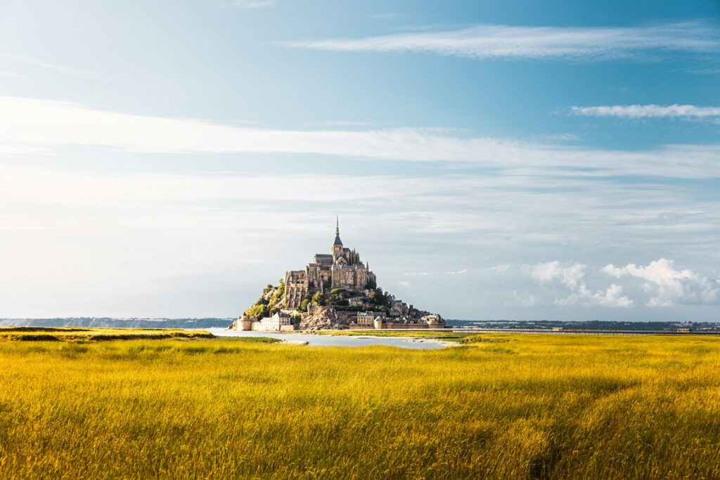 Le Mont Saint-Michel vu depuis les prés salés de la baie, à 15 minutes du Moulin de Ducey