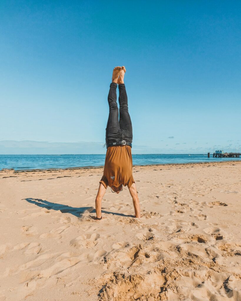 Moment de liberté sur une plage du Bassin d'Arcachon lors d'un road trip en van