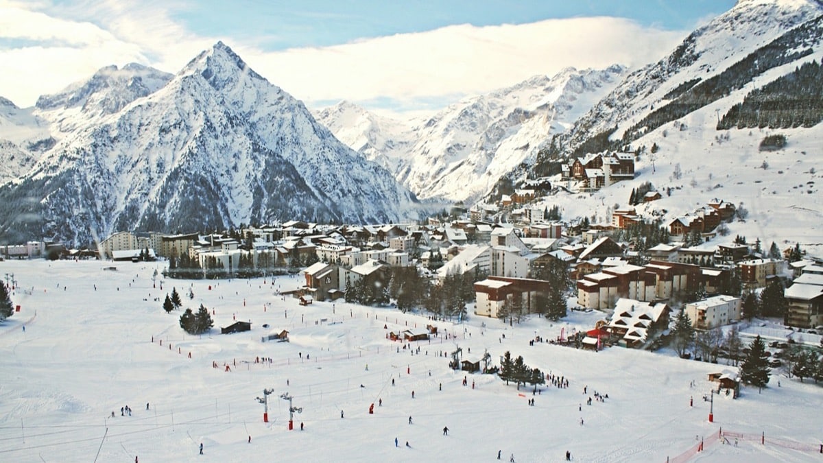 La station des Deux Alpes et son front de neige, au pied des sommets de l'Oisans