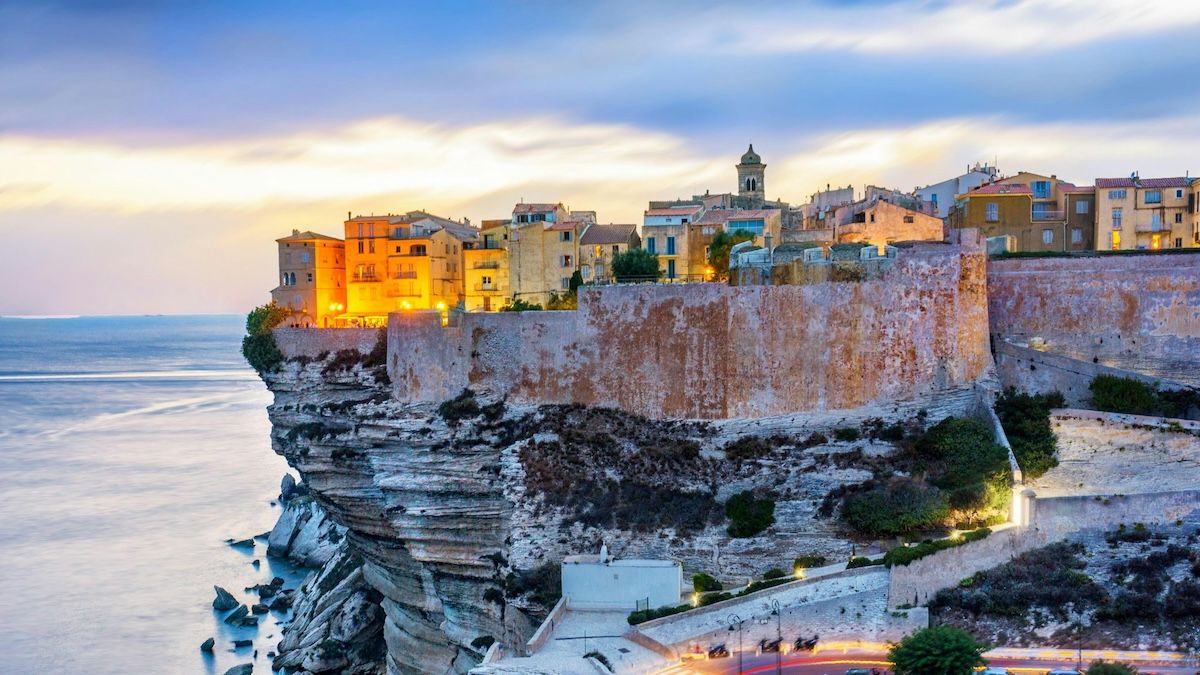 Bonifacio, une destination phare où partir en vacances en Corse.