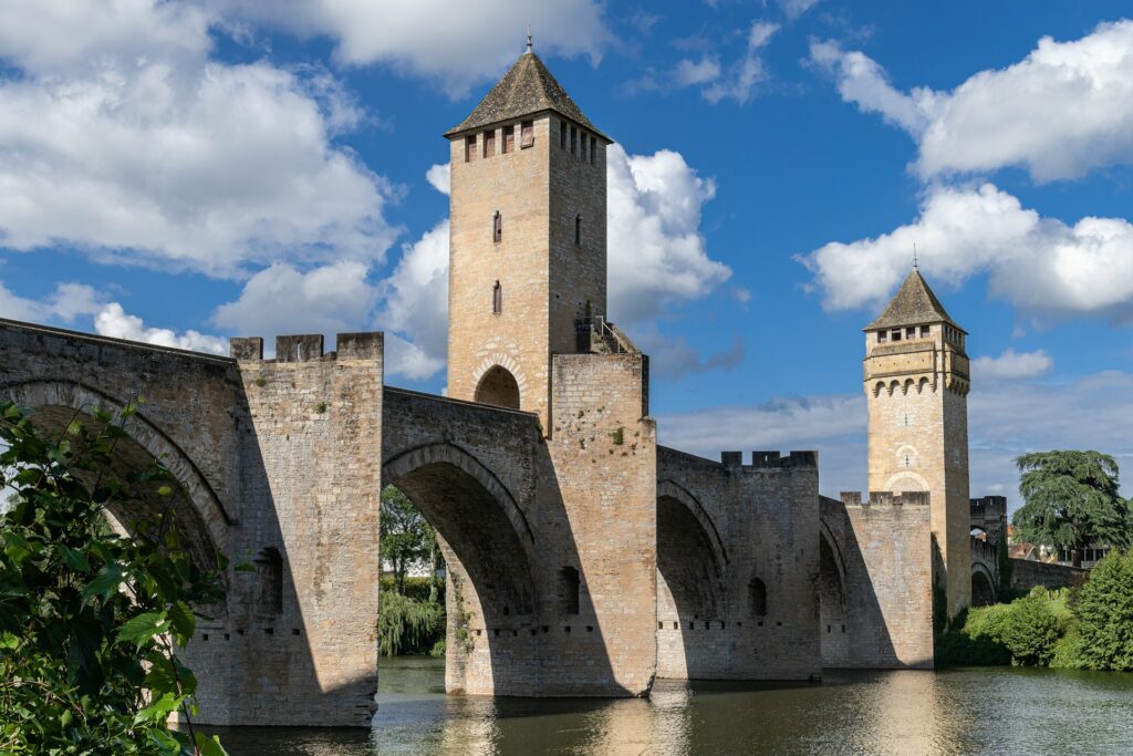 Pont Valentré à Cahors avec ses trois tours médiévales au-dessus du Lot