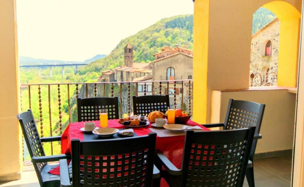Terrasse avec vue sur Castellfollit de la Roca des appartements Can Castell .