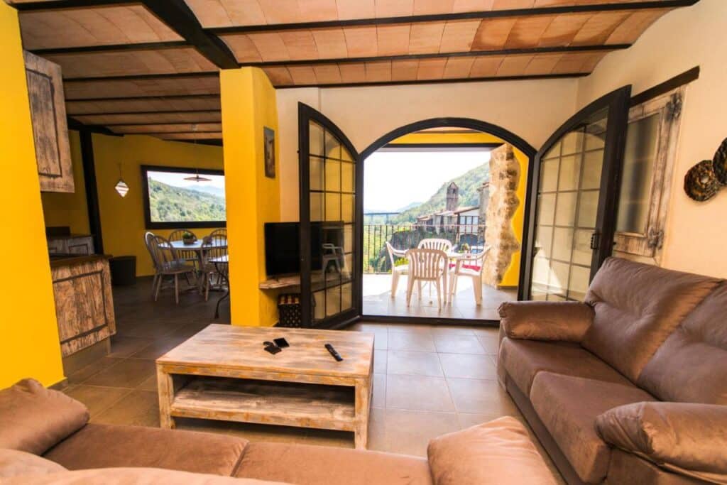 Salon avec vue sur le village médiéval de l'appartement de vacances Can Castell.