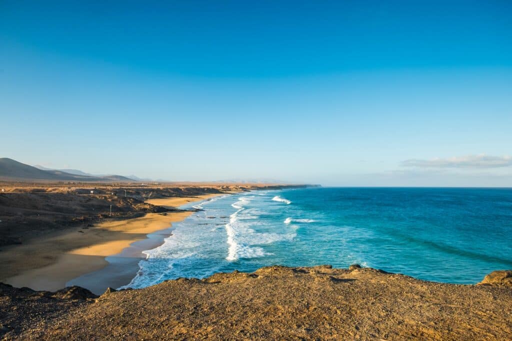 Plage sauvaga sur l'île de Fuerteventura