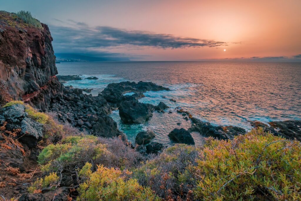 Falaise et cote sauvage volcanique sur l'île de Tenerife dans l'archipel des Canaries.