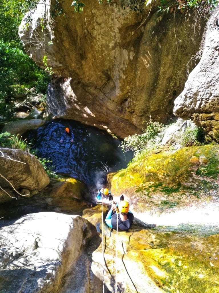 Descente d'une paroi rocheuse lors d'une excursion en canyoning dans le haut Pays niçois.