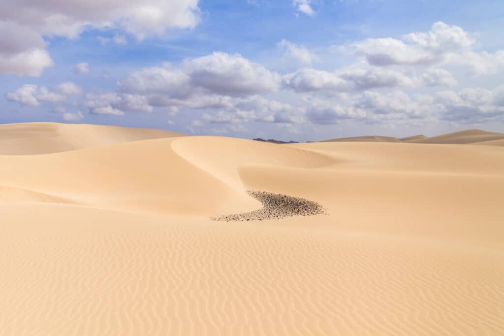Dunes de sable dans le désert de l'île de Boa Vista au Cap-Vert.