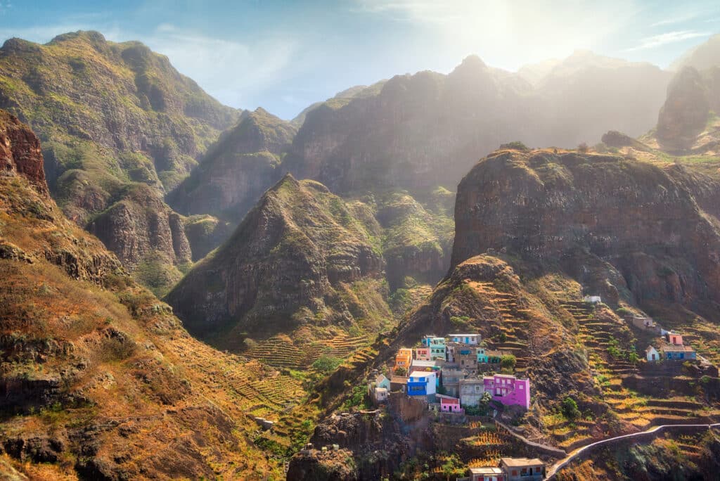 Un village coloré accroché à flanc de montagne sur l'île de Santo Antão