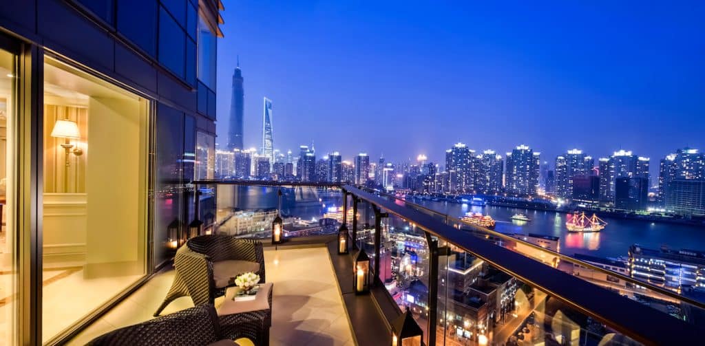 Vue nocturne de la rivière Huangpu depuis le balcon d'une chambre du Shanghai Luxury Hotel.