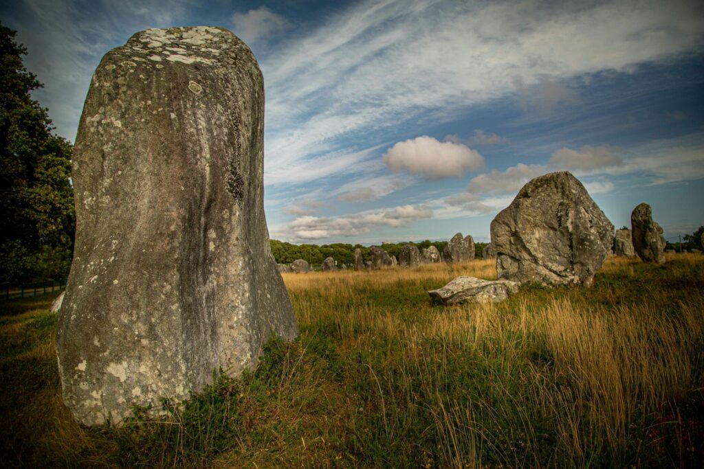 Gros plan sur un menhir du site mégalithique de Carnac.