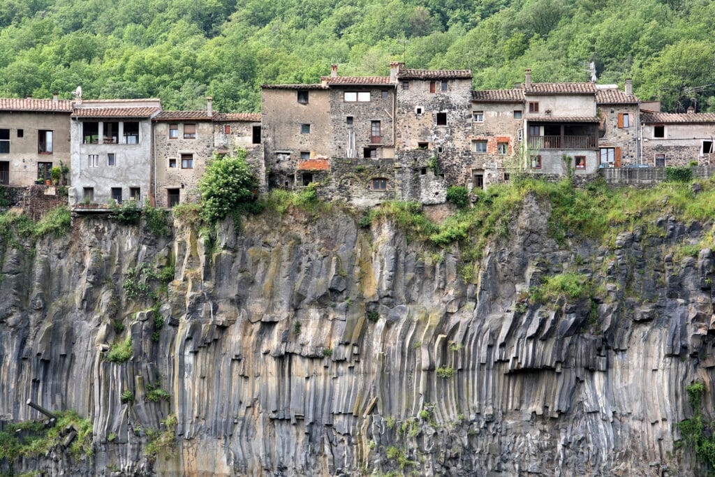 Maisons au bord de la a falaise basaltique de Castellfollit de la Roca.