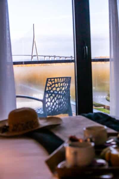 Chambre de l'hôtel Eden Spa Honfleur avec vue sur le pont de Normandie.