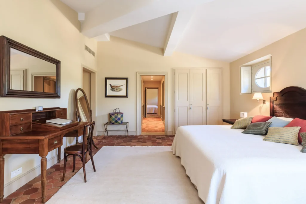 La chambre parentale d'une suite familiale du Chêtau Berne en Provence.