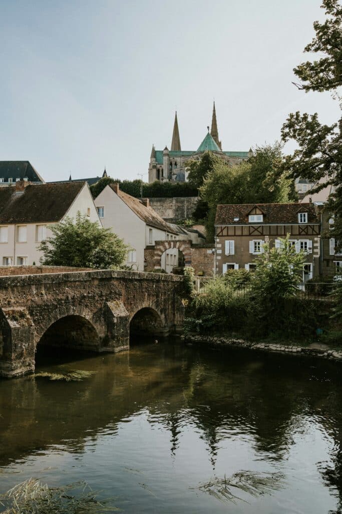 Pont de pierre sur l'Eure avec maisons à colombages et cathédrale de Chartres en arrière-plan