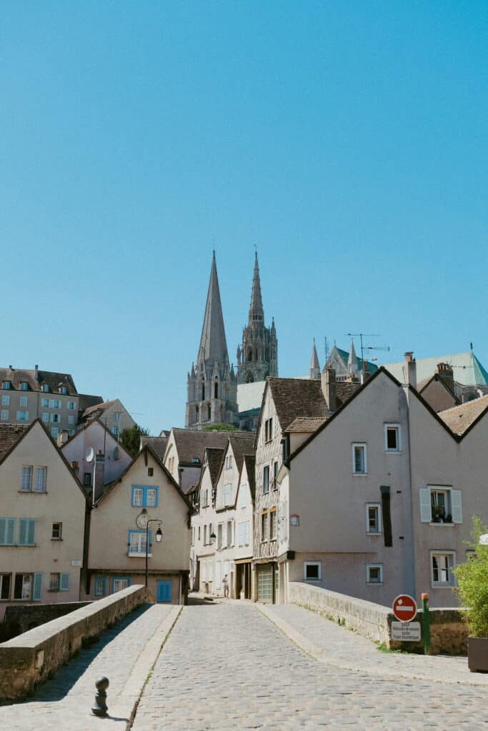 Pont pavé de la basse ville de Chartres avec vue sur les tours de la cathédrale