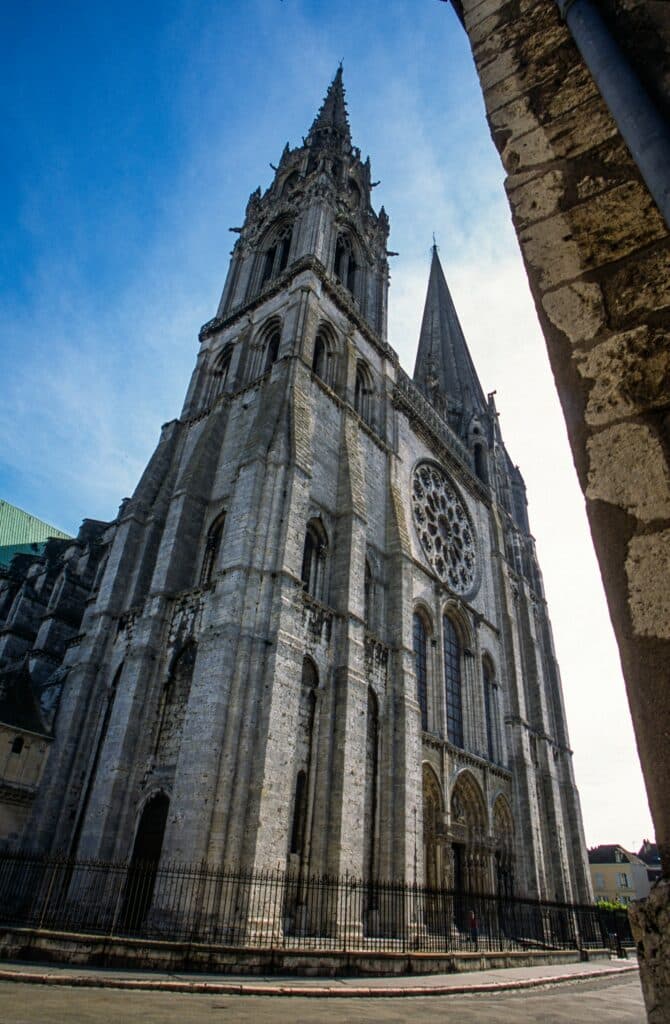 Façade gothique et tours asymétriques de la cathédrale Notre-Dame de Chartres