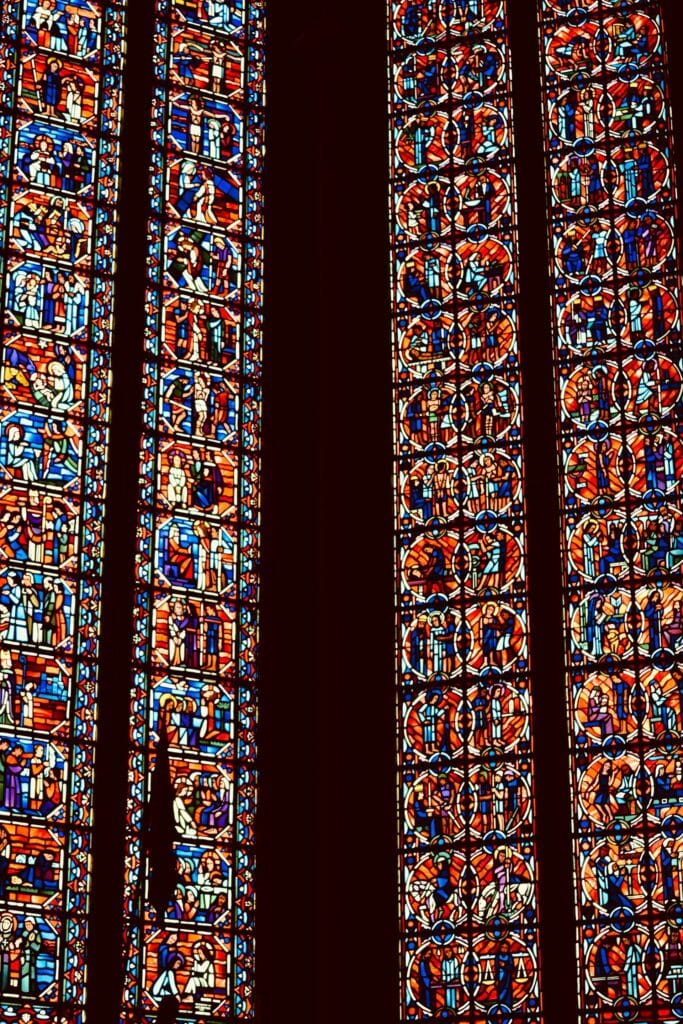 Vitraux médiévaux de la cathédrale de Chartres aux teintes bleu et rouge