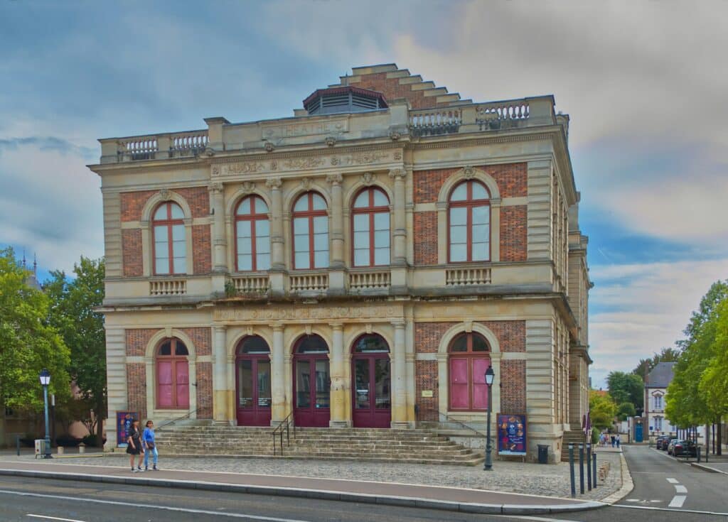 Façade en brique et pierre du théâtre à l'italienne de Chartres