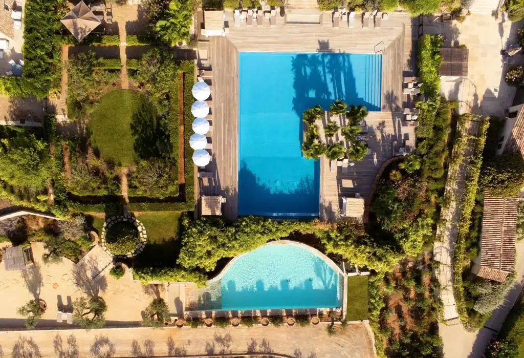 Vue aérienne de deux piscines du Château Derne en Provence