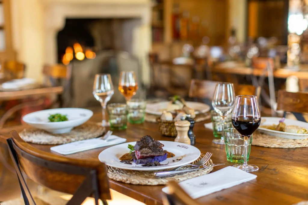 Une table dressée et servie dans un des restaurants du Château Berne