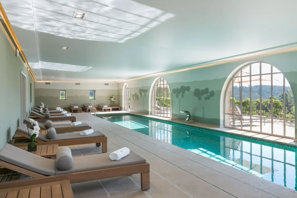 Piscine intérieure du Spa du Château Berne