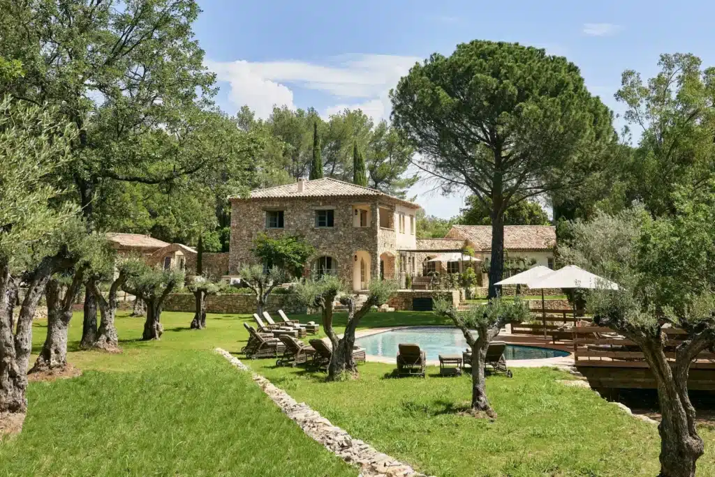 Jardin avec piscine privée de la villa Vanado au Château Verne