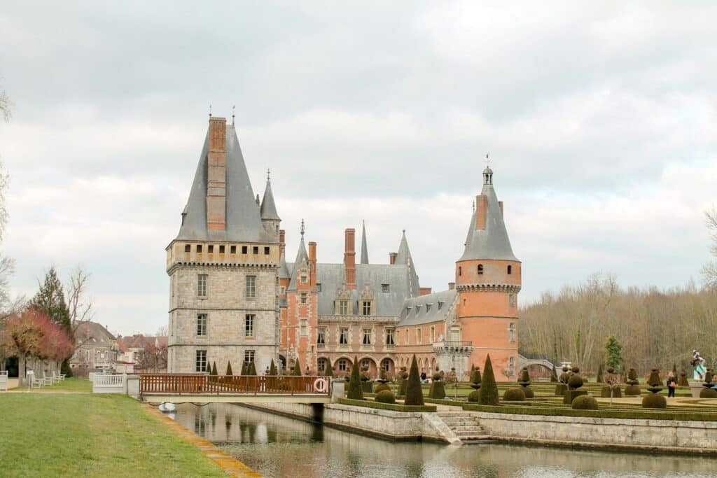 Château de Maintenon et ses jardins à la française vus depuis les douves