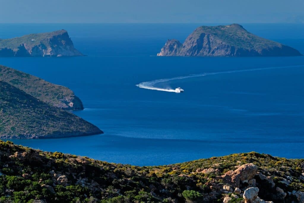 Un ferry Catamaran rapide navigue sur la mer Égée près de l'île de Milos, un jour d'été en Grèce