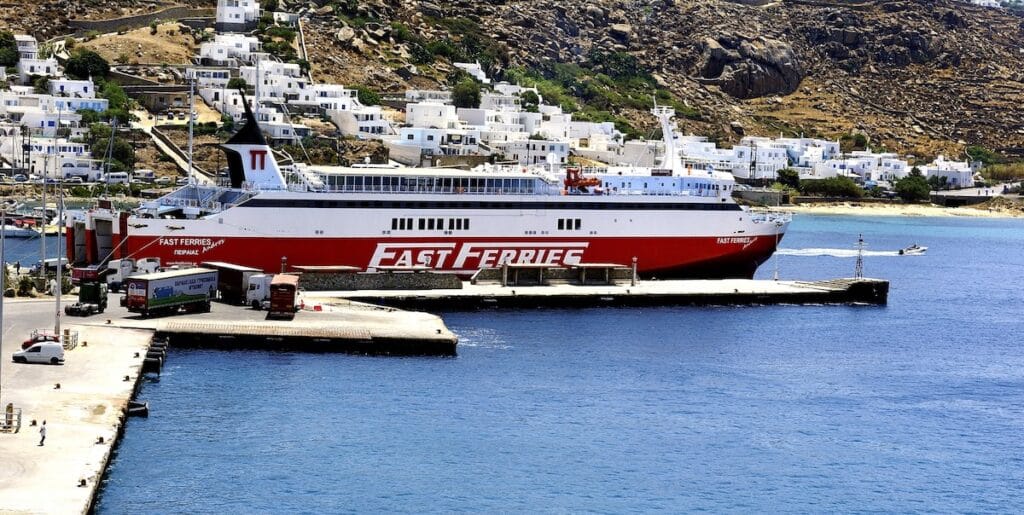 Un ferry rapide dans le port de Mykonos