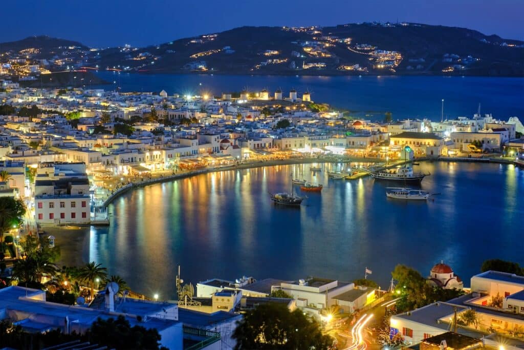 Le port de Mykonos de nuit.
