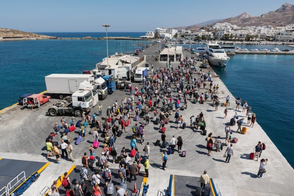 Les passagers du Ferry pour Naxos débarquent dans le port de cette île des Cyclades