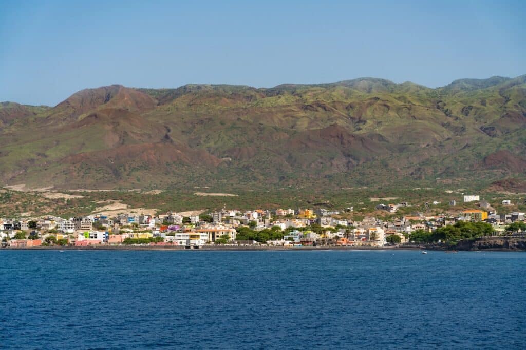 Vue de Porto Nove depuis le ferry assurant la liaison entre les îles de São Vicente et Santo Antão.