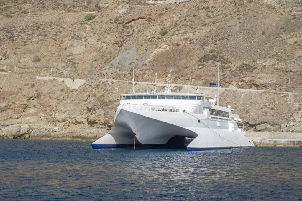 Un ferry rapide en direction de Santorin amarré dans le port d'une ^le grecque.