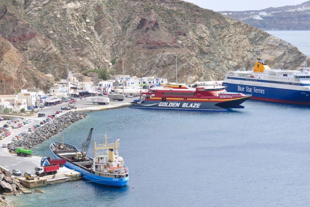 Deux ferrys amarrés à Athinios, le port de Santorin