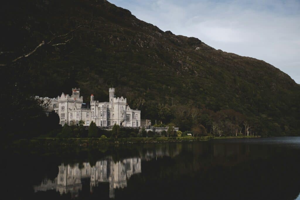 Château victorien de Kylemore Abbey se reflétant dans les eaux calmes du lac, Connemara